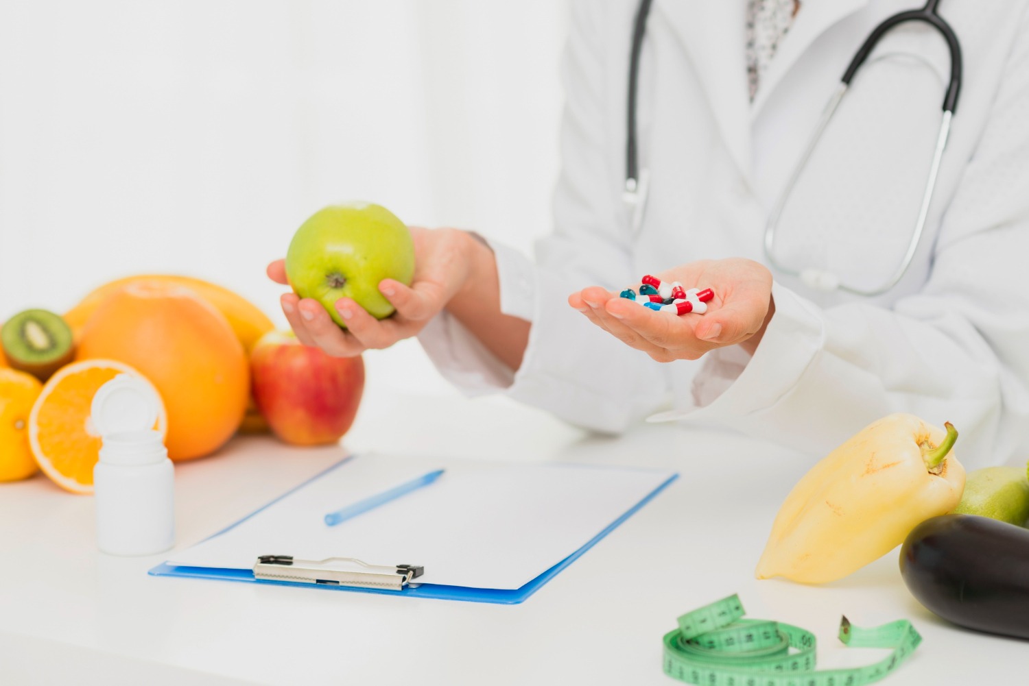 close-up-doctor-with-pills-fresh-fruits
